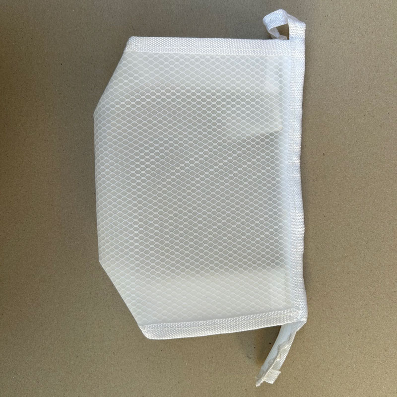 Како да исчистите јасна козметичка кеса