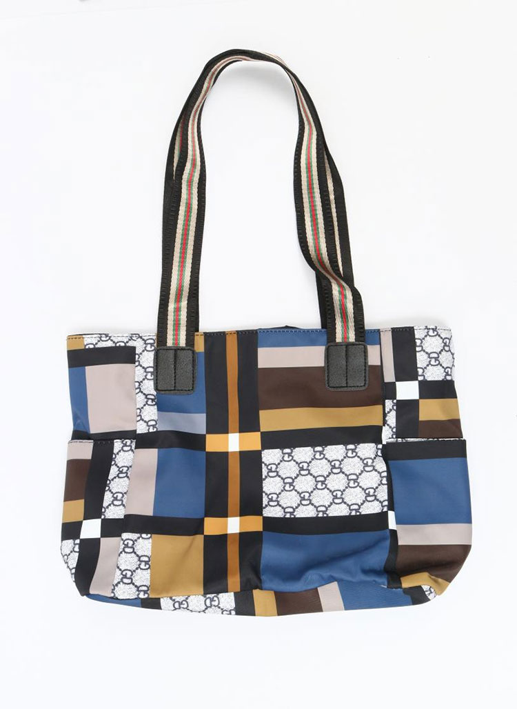 Практичноста на големите вреќи со рамо за време на патувањето